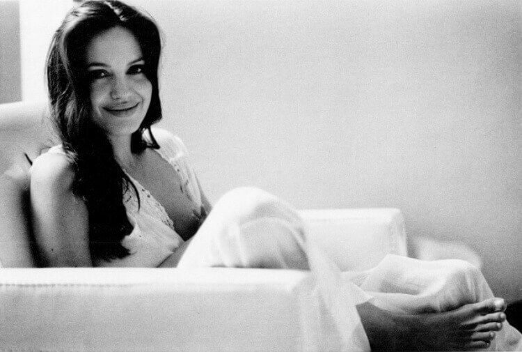 Angelina Jolie in versione casalinga rilassata... Angelina Jolie in versione casalinga rilassata...