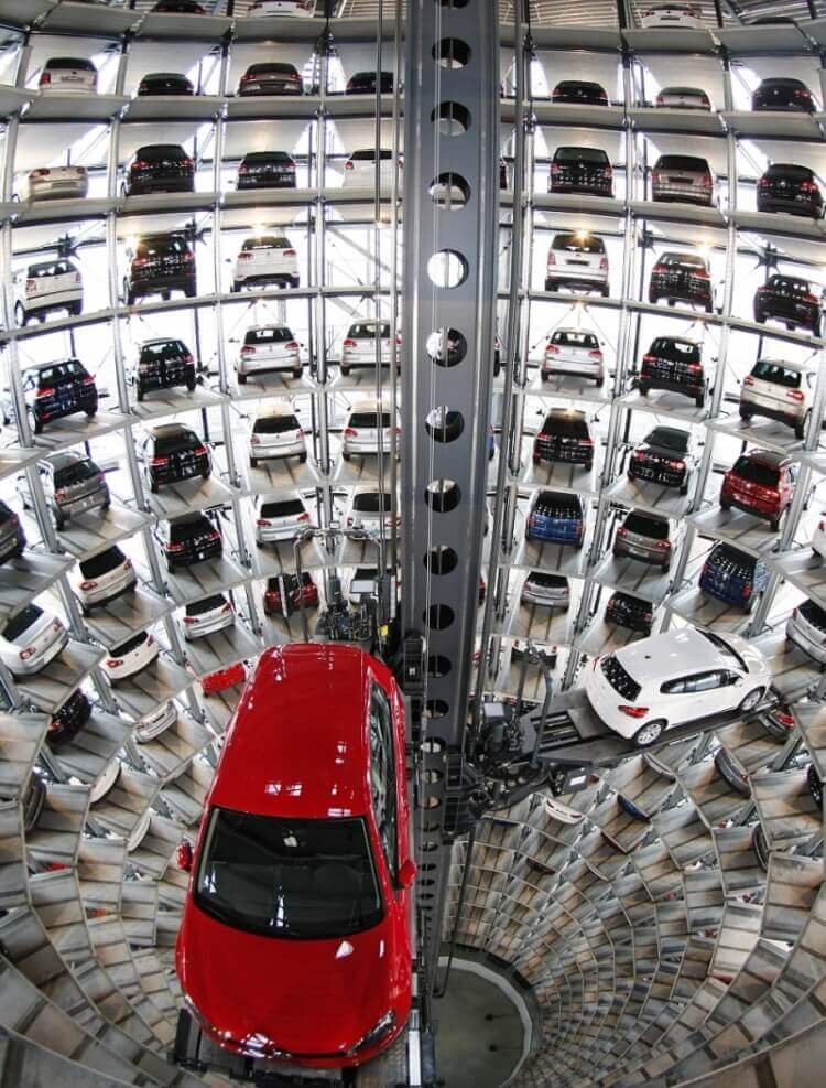 3 Buongiorno tecnologico - Parcheggio hi tech presso il centro Volkswagen a Wolfsburg