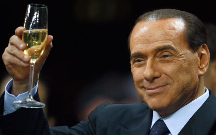 Berlusconi brinda nuovo stadio milan a suo nome