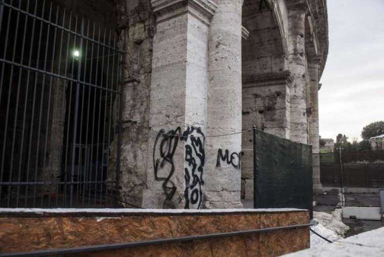 colosseo sfregiato dai vandali foto facebook romafaschifo (4) colosseo sfregiato dai vandali foto facebook romafaschifo (4)
