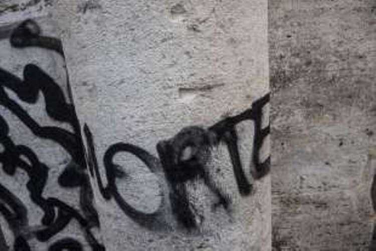 colosseo sfregiato dai vandali foto facebook romafaschifo (43) colosseo sfregiato dai vandali foto facebook romafaschifo (43)