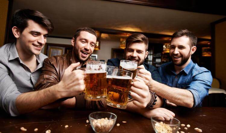 bere birra insieme amicizia